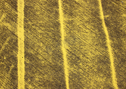 沥青上涂有黄色条纹的图案
