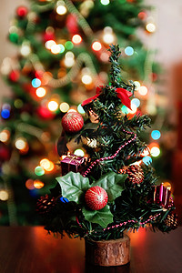 玩具礼物盒摄影照片_装饰圣诞树，背景是礼物和玩具