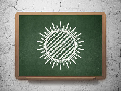太阳图标摄影照片_假期概念：黑板背景上的太阳