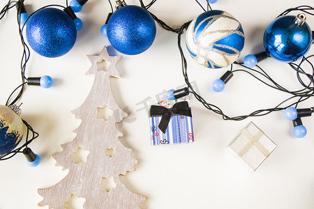 圣诞快乐，2021年新年快乐，蓝色背景、树、玩具、礼盒和花环