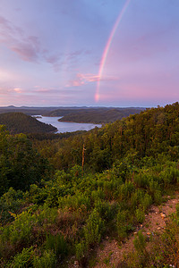 断弓湖上的彩虹