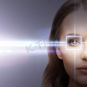 蓝色科技带摄影照片_带激光矫正框的女人眼