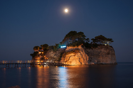 浮雕岛在晚上，扎金托斯，希腊