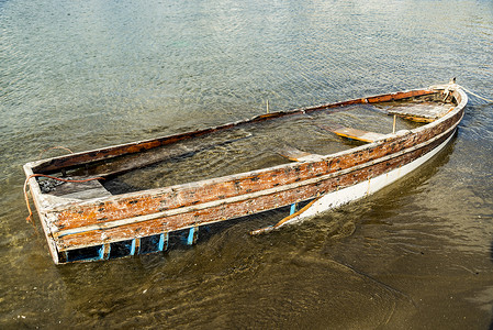 沉没的旧船