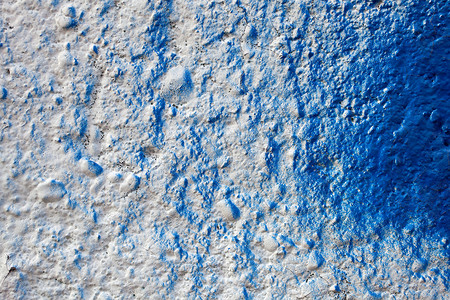 蓝色褶皱纸摄影照片_墙上的蓝色