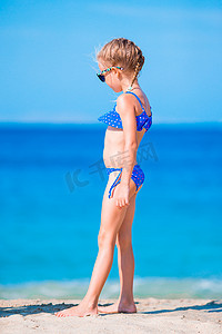 泳装的可爱的小女孩在海滩度假