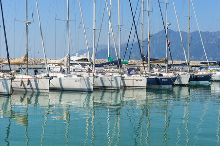 停泊在 Marina DArechi 的游艇和摩托艇