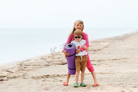 海滩上的两个小孩