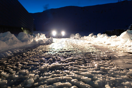 大灯下结冰的道路。