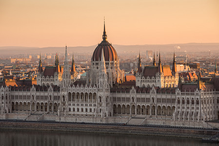 日出时的匈牙利国会大厦