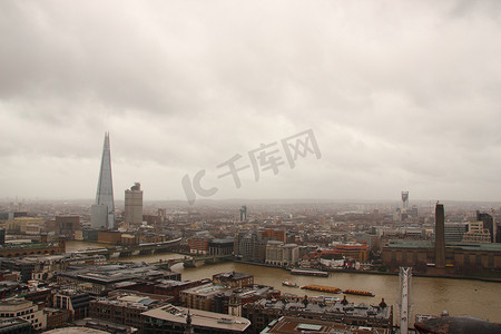 伦敦躲雨摄影照片_黑暗的天空和雨在潮湿的伦敦全景视图