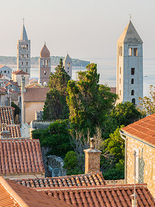 拉布镇，克罗地亚旅游胜地，以其四大名胜而闻名