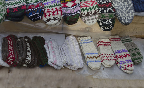 传统保加利亚彩色羊毛短靴和长袜