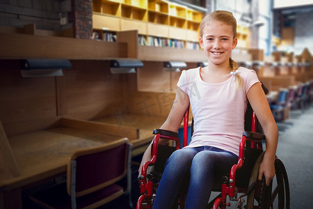 坐在轮椅上的女孩在学校走廊的合成图像