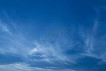 地球上的云摄影照片_清澈的蓝天上飘着几朵白云