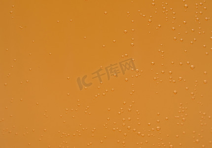 甜橙VC泡腾片摄影照片_透明玻璃中钙和维生素 C 泡腾片橙色泡腾泡的宏观拍摄。