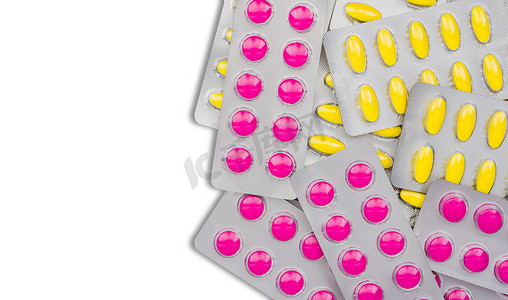 泡罩包装中粉红色和黄色药丸的顶部视图。