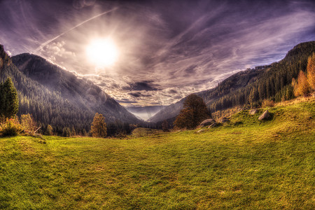眺望山摄影照片_从奥地利的一座山上眺望，天空和太阳引人注目