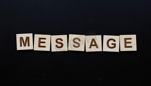 message摄影照片_黑色木制标志上的 Word MESSAGE