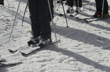 滑雪者等待轮到更白的滑梯