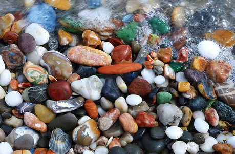 海浪中的彩色鹅卵石