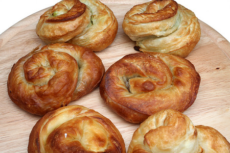 Burek（馅饼配肉或菠菜）是传统的巴尔干美食