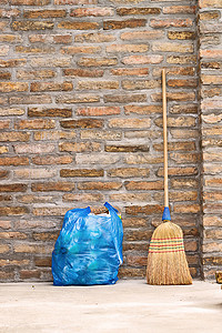 垃圾袋塑料袋摄影照片_地板清洁用家用扫帚和垃圾袋