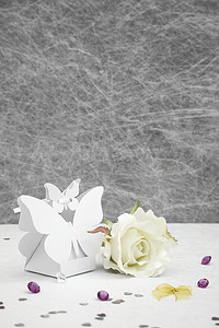 带 b 的白色桌布上的婚礼礼品蝴蝶形状框