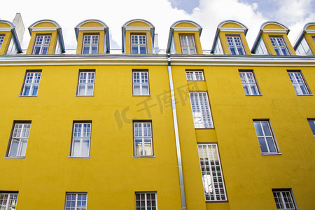 塔林老城的黄色建筑和建筑外观，色彩缤纷的老式房屋和街道情况。