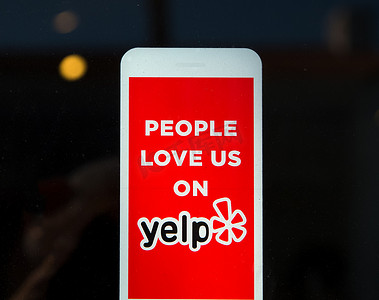 企业外观上的 Yelp 标志和徽标