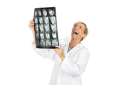 面部x光摄影照片_医生女人看着病人的 x 光片