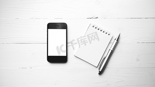 黑白钢笔摄影照片_有记事本和钢笔黑白颜色样式的手机