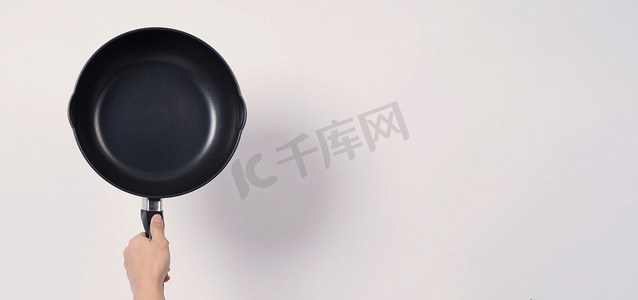 亚洲人用洗碗海绵和白色 bac 清洗锅