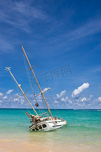 卡海滩摄影照片_泰国普吉岛卡塔海滩的废弃沉船，旅游地标