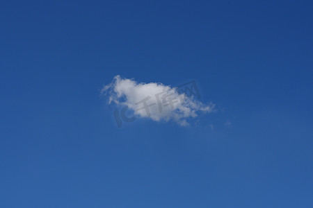 一朵云摄影照片_白天蓝天背景中只有一朵自然单白云的美丽云景