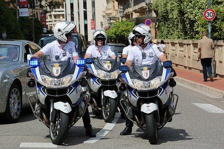 警察在摩纳哥护送摩托车手