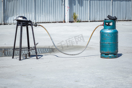 煤气罐汽缸气球与煤气灶上的平底锅相连，供厨师使用