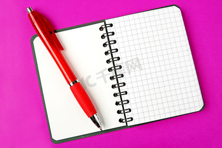 在紫色黑色上用红笔打开的笔记本方形页面
