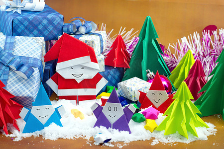 雪地上有小星纸的圣诞老人和礼盒