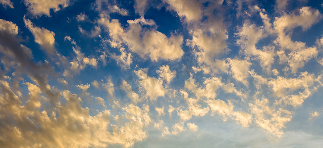 蓝天黄昏背景图摄影照片_在蓝天的清早金黄云彩