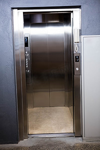 2024开门大吉摄影照片_有开门的现代电梯