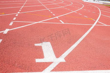 曲线面摄影照片_体育场的红色胎面，编号从一开始