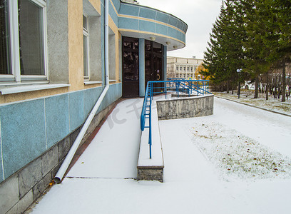 年中秒杀摄影照片_坡道上覆盖着一年中任何时候为残疾人移动而安装的第一场雪