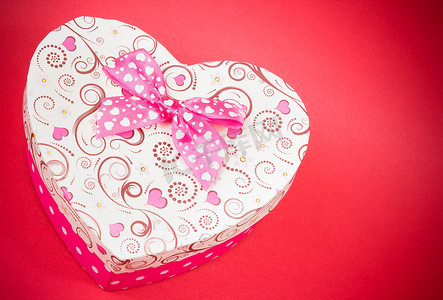红色背景带丝带的礼盒，情人节的概念