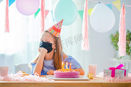白人女孩梦幻般地微笑着看着生日彩虹蛋糕。