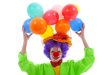 孩子装扮成五颜六色的滑稽小丑，拿着气球