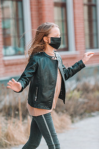女孩孩摄影照片_戴面具的女孩可以防止冠状病毒和 gripp