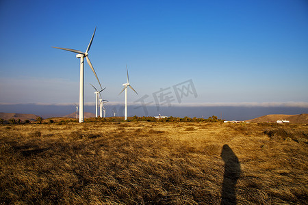 雷大风摄影照片_西班牙非洲的风力涡轮机天空