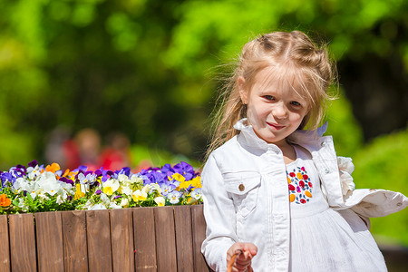 郁金香花园里有花的小可爱女孩