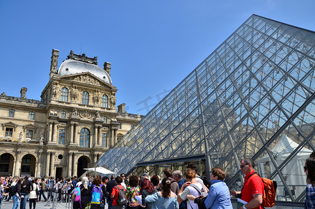 法国巴黎-2015 年 5 月 13 日：游客参观巴黎卢浮宫博物馆